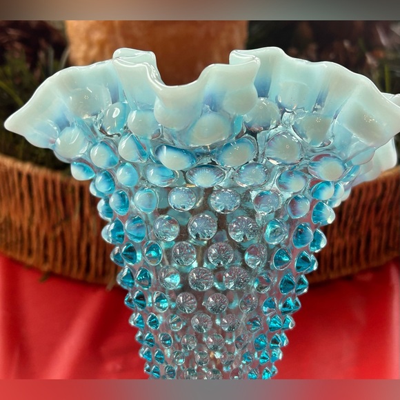 Vintage Fenton Blue Opalescent Hobnail Glass Vase - Picture 7 of 9